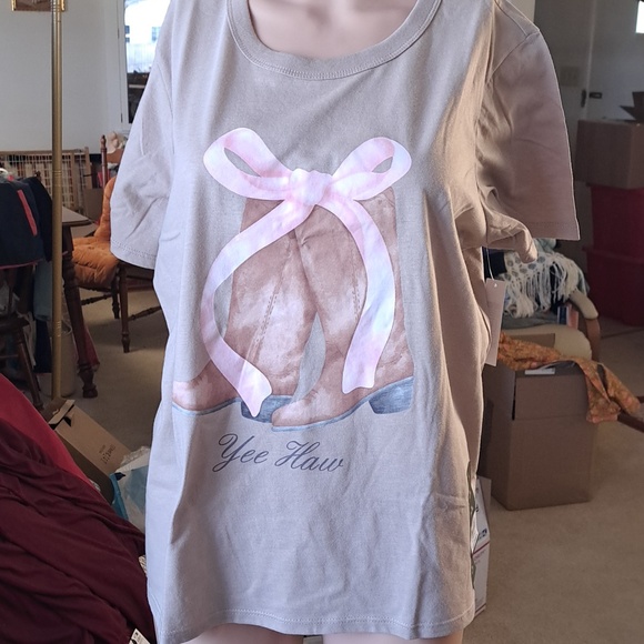Doe Tops - Graphic Bow & Boots Tee in Beige with Pink Accent Xl Ptp 21"